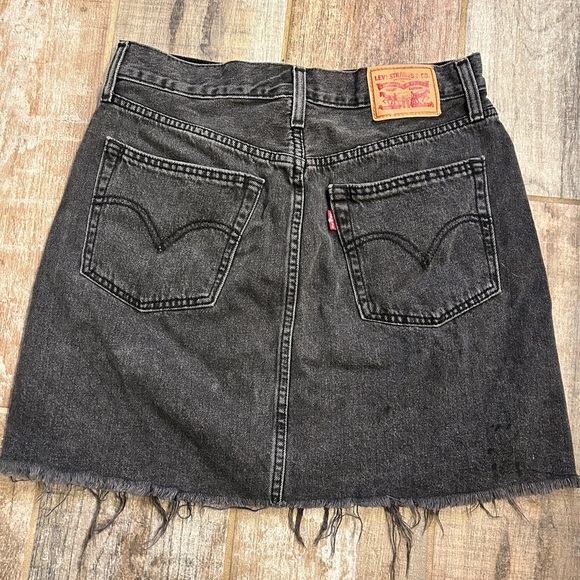 Levi’s distressed High rise Button fly black Charcoal mini Skirt Raw Hem Size 29 - Picture 3 of 6